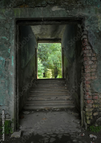 antigua puerta de acceso a la naturaleza