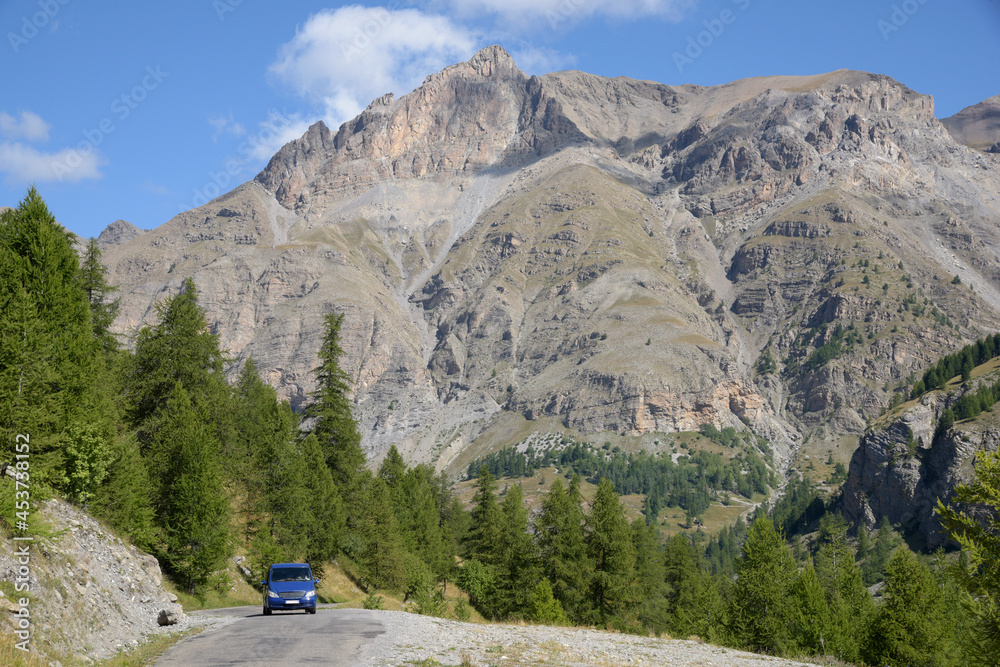 Fototapeta premium route d'un col de montagne en été - Alpes France