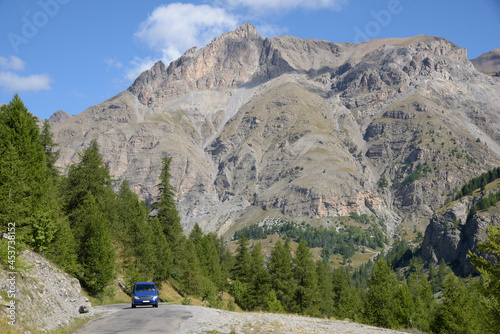 route d'un col de montagne en été - Alpes France