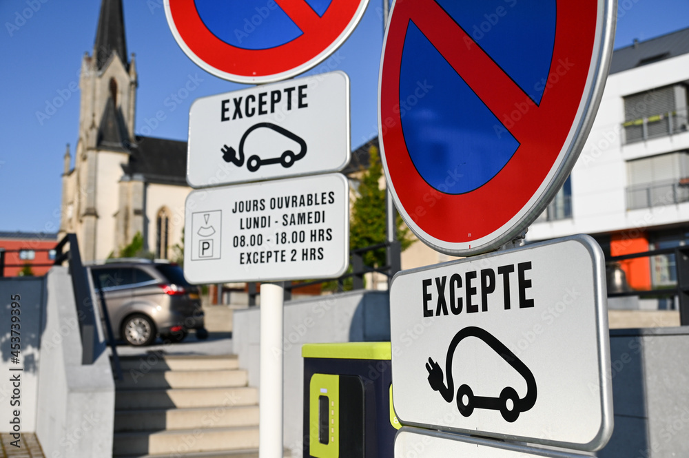 signalisation stationnement parking borne recharge voiture electrique signalisation stationnement parking borne recharge voiture electrique