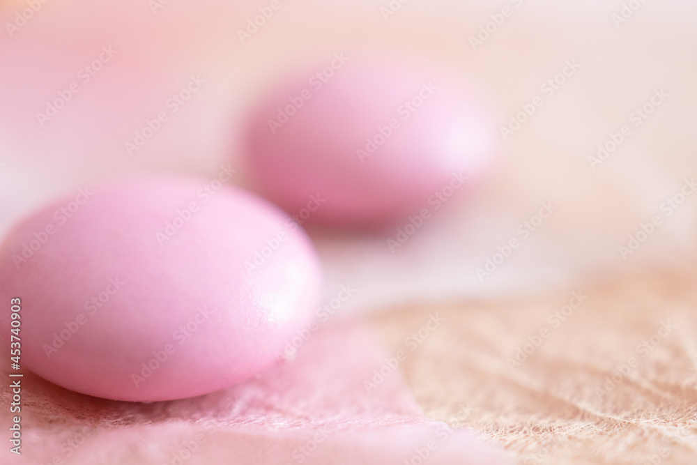 ピンク色の和紙の上に置かれたピンクのマーブルチョコ