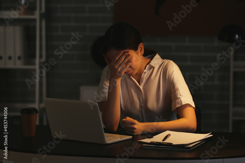 Young depressed businesswom...