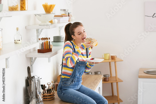 Beautiful young woman eatin...