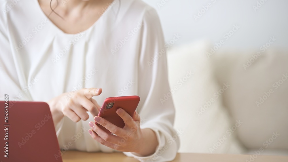 スマートフォン・パソコン・若い女性 スマートフォン・パソコン・若い女性
