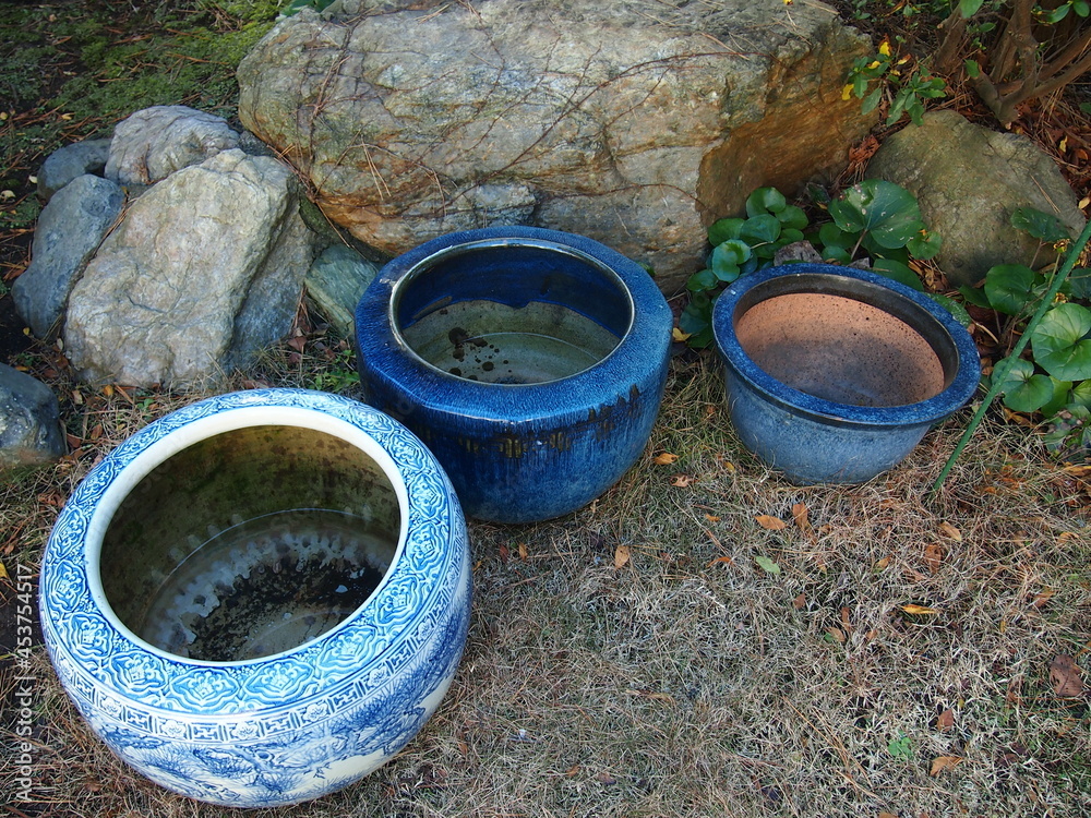 庭の片隅に並んだ3つの鉢
