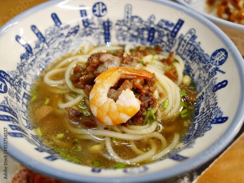 台湾の台南名物料理の担仔麺（タンツー麺）