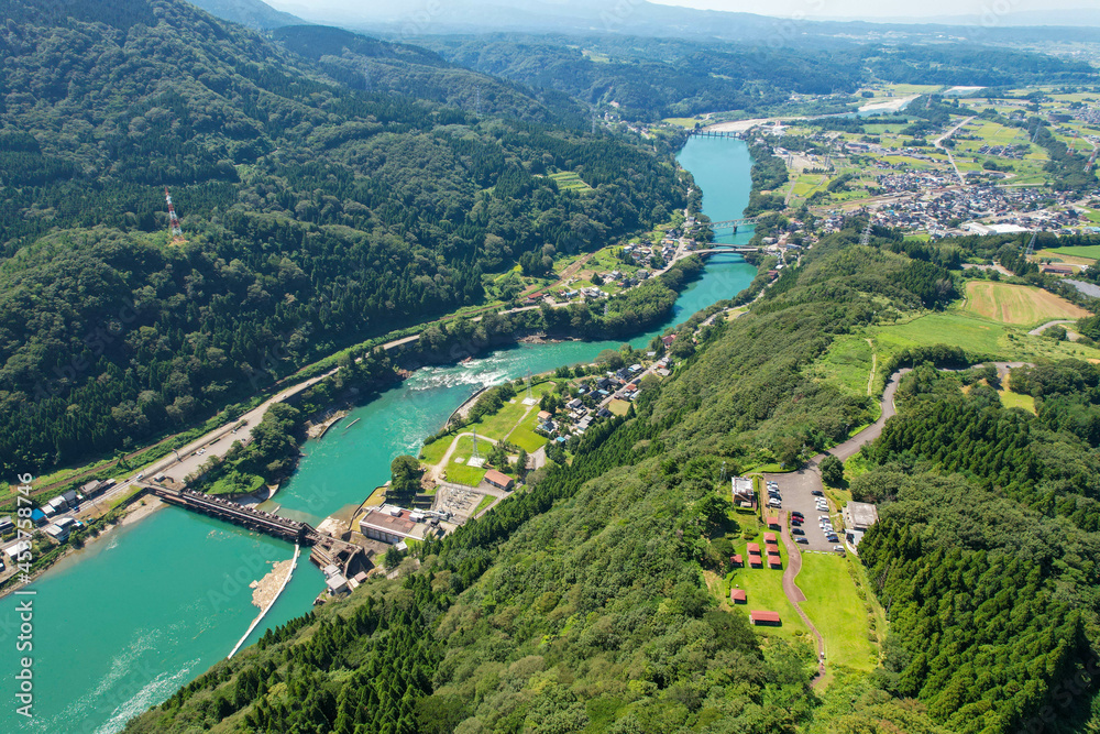 Fototapeta premium 富山県富山市の猿倉山、御前山、小佐波御前山周辺の自然をドローンで撮影した風景 Scenery taken by drone of nature around Sarukura-yama, Gozen-yama and Ozanami-Gozen-yama in Toyama City, Toyama Prefecture.