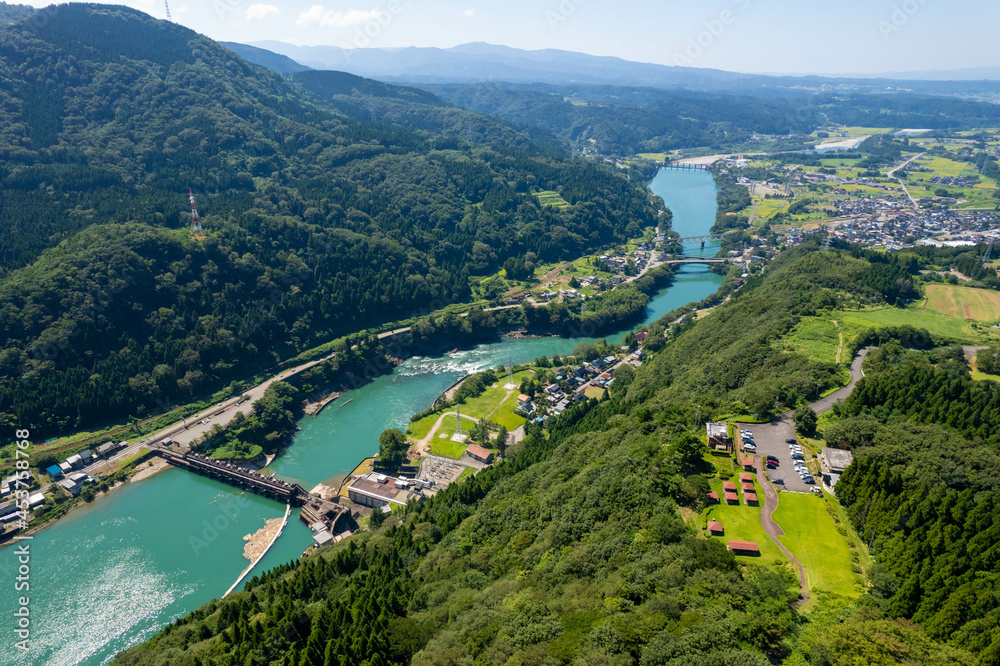 富山県富山市の猿倉山、御前山、小佐波御前山周辺の自然をドローンで撮影した風景 Scenery taken by drone of nature around Sarukura-yama, Gozen-yama and Ozanami-Gozen-yama in Toyama City, Toyama Prefecture.