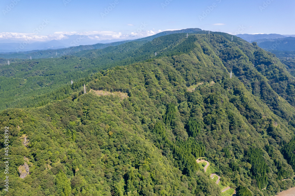 富山県富山市の猿倉山、御前山、小佐波御前山周辺の自然をドローンで撮影した風景 Scenery taken by drone of nature around Sarukura-yama, Gozen-yama and Ozanami-Gozen-yama in Toyama City, Toyama Prefecture.