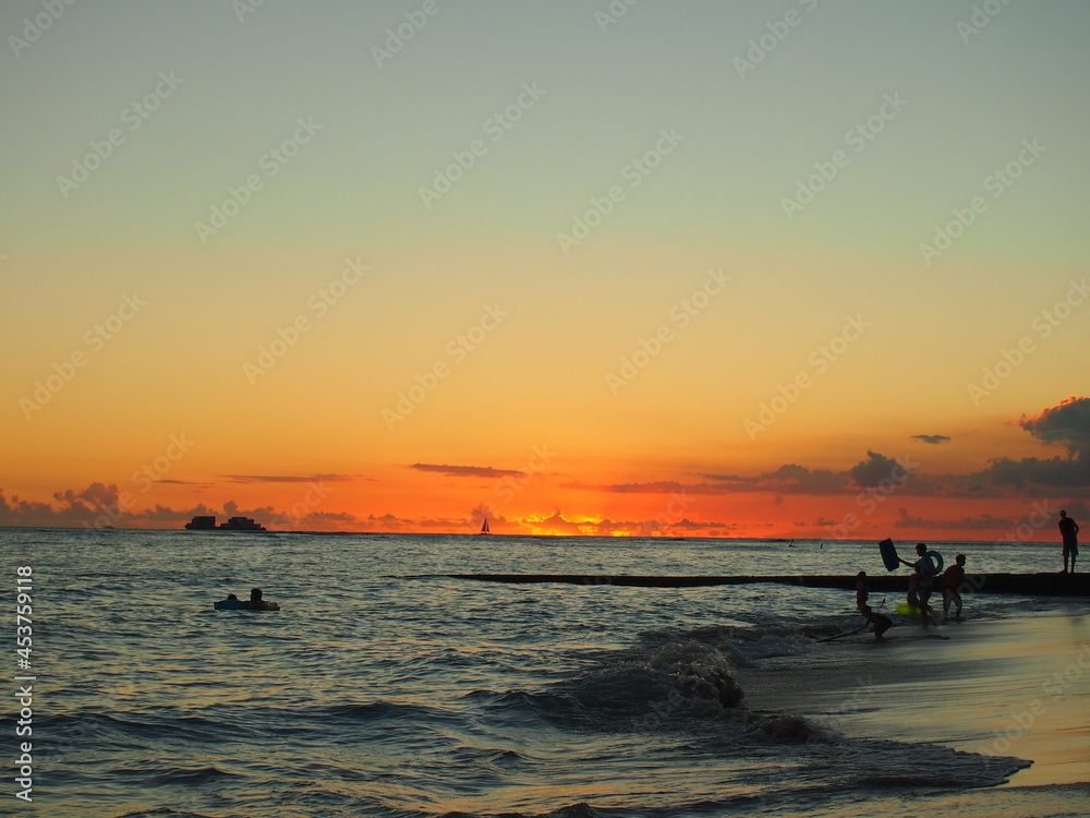 ハワイ、ワイキキビーチに沈む夕日