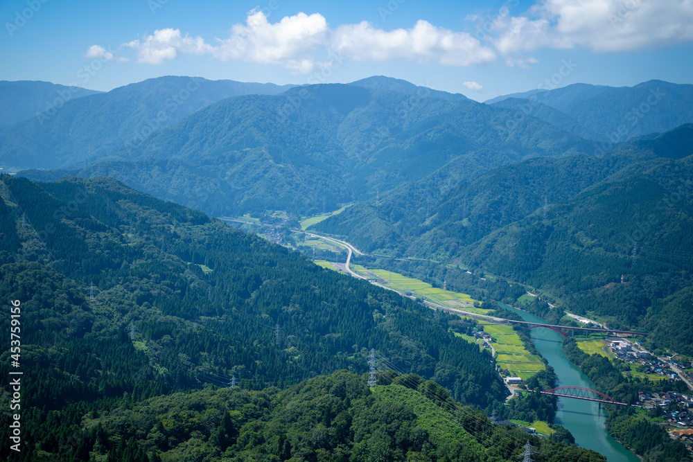 Fototapeta premium 富山県富山市の猿倉山、御前山、小佐波御前山を登山する風景 Scenery of climbing Sarukura Mountain, Gozen Mountain, and Ozanami Gozen Mountain in Toyama City, Toyama Prefecture. 