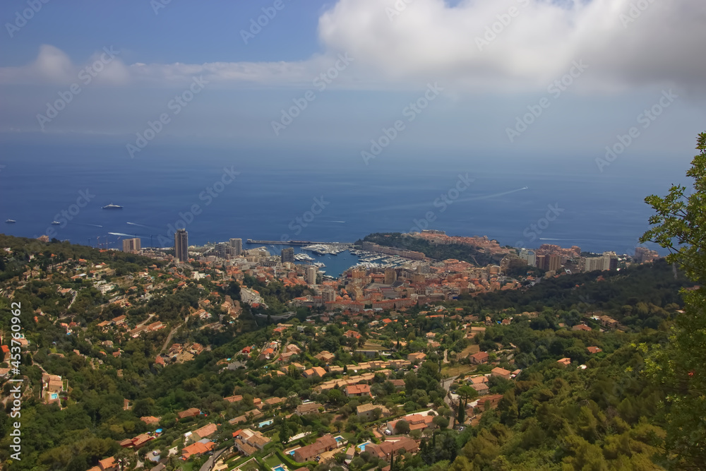 Vu sur la principauté de Monaco depuis le village de La Turbie.
c'est une commune française du département des Alpes-Maritimes, en région Provence-Alpes-Côte d'Azur. Elle est surtout connue pour le Tr