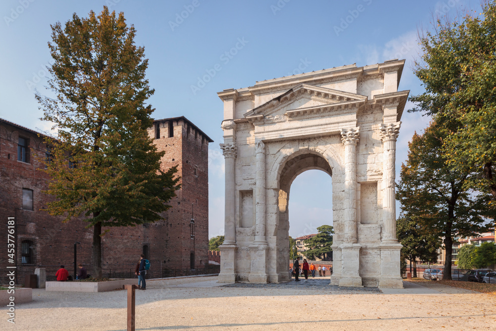 Verona. Arco dei Gavi, I° sec. situato nella piazzetta di Castelvecchio a lato del museo.
