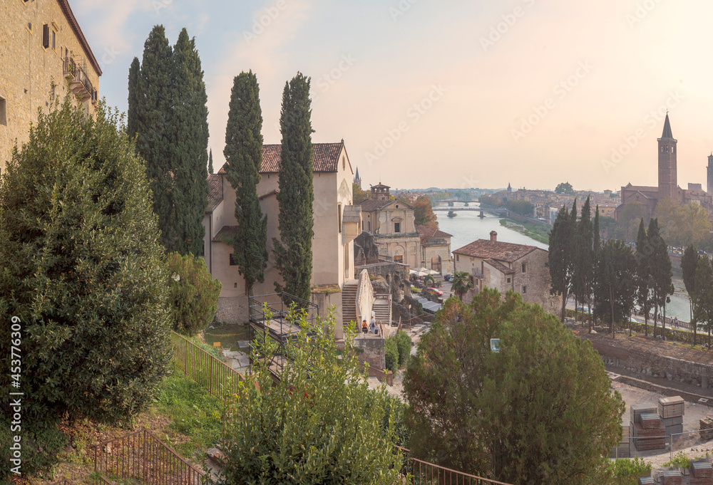 Verona. Panorama della riva del fiume Adige dal Museo Archeologico al Teatro Romano
