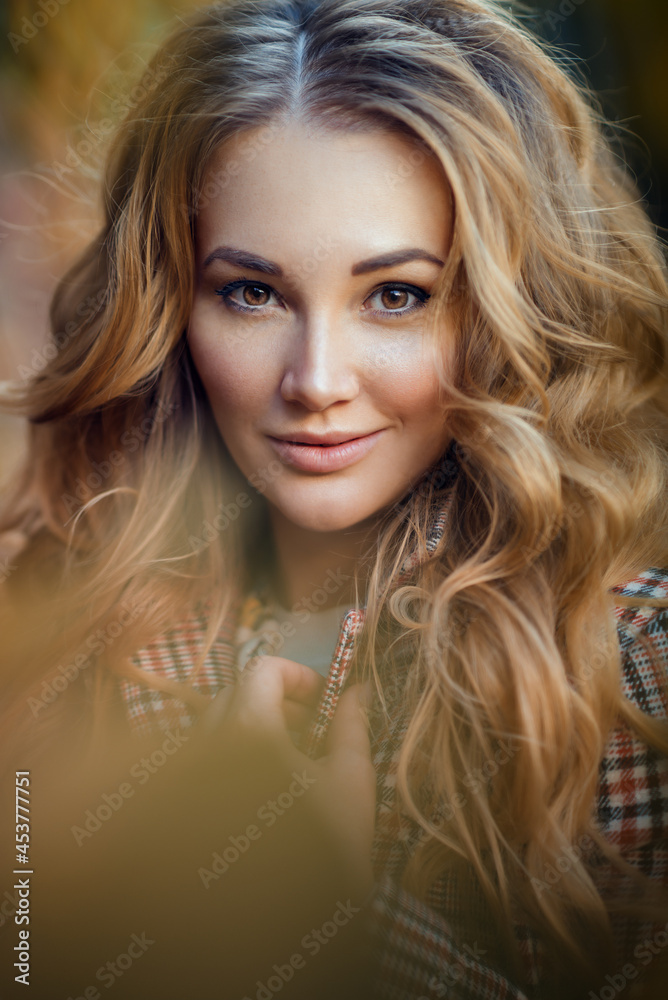Naklejka premium Outdoor atmospheric lifestyle photo of young beautiful lady. Blond hair and eyes. Warm autumn. Warm spring
