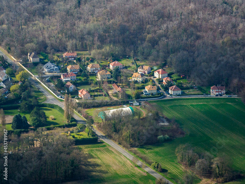 vue aérienne d'une résidence à Marsinval dans les Yvelines en France