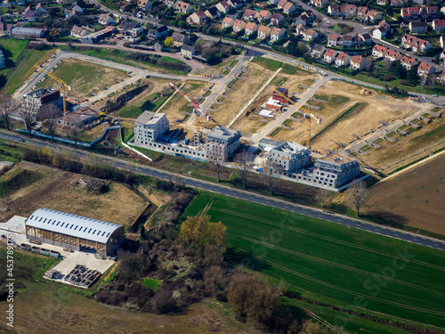 vue aérienne d'immeubles en construction à Ecquevilly  dans les Yvelines en France