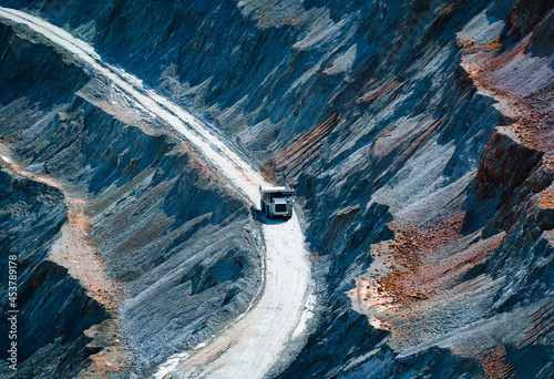 Fotografía Vahicle on road. Copper and gold mine