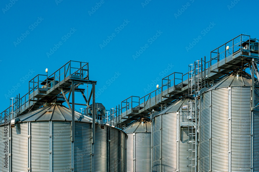 Silo - building for storage and drying of grain crops Silo - building for storage and drying of grain crops