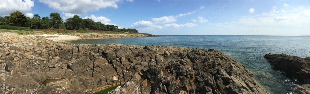le long de la plage de combrit Saint Marine en Finistère Bretagne France	