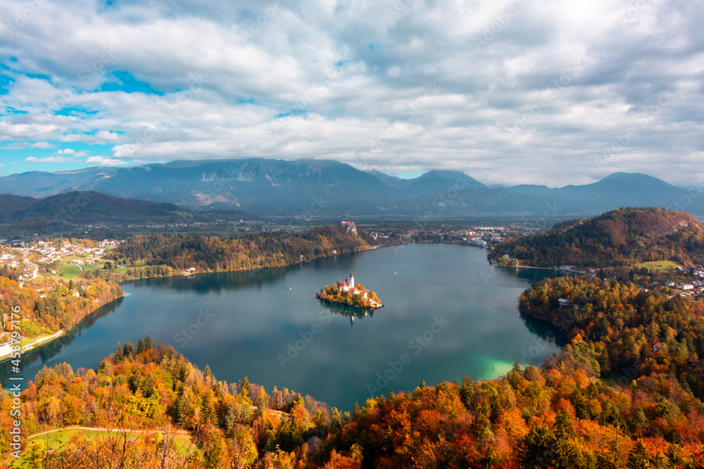 Obraz premium Colorful sunrise view of Bled lake in Julian Alps, Slovenia