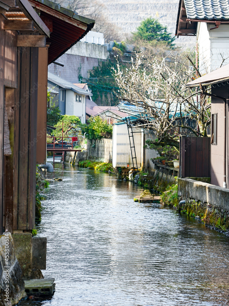 取巻く