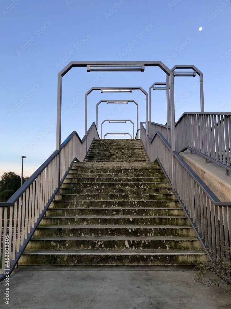Treppen einer ländlichen Zug Haltestelle im Morgengrauen