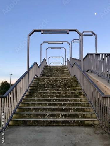 Obraz na płótnie Treppen einer ländlichen Zug Haltestelle im Morgengrauen w salonie