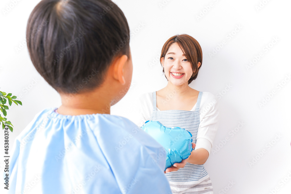 お母さんにハートを渡す男の子 お母さんにハートを渡す男の子
