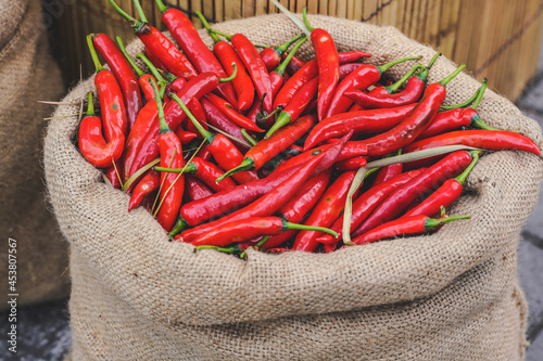 Foto Sack of fresh spicy red chillis