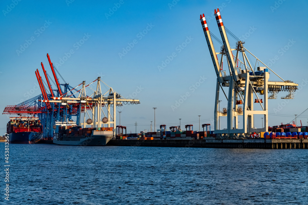 Hamburg Hafen Elbe Container Terminal Kräne Ladung Schiffe rot blau Panorama Elbchaussee Technik Logistik Welthandel Globalisierung Transport Austausch Aussicht Transport Fluss Nordsee Stapel 
