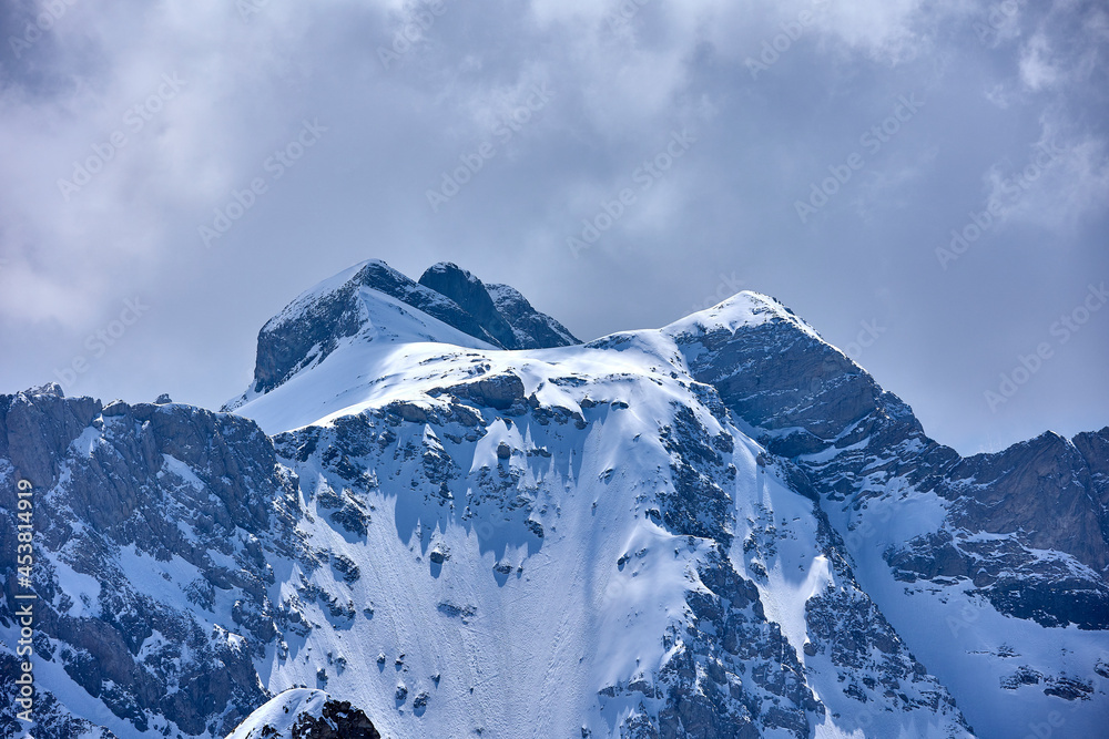 Verschneiter Berg in den Schweizer Alpen
