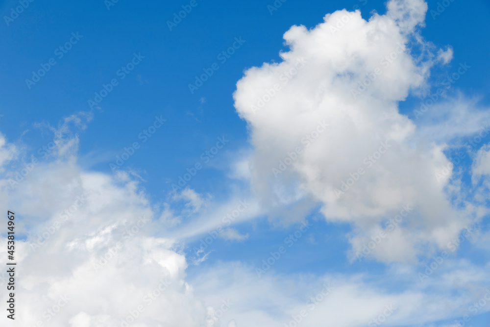 Obraz premium White clouds on the blue sky, background