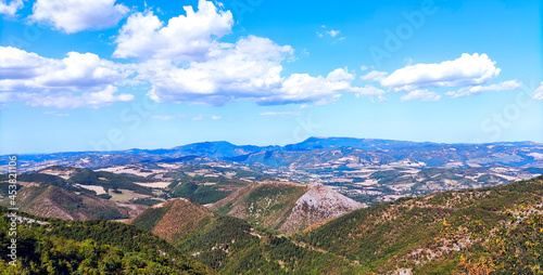 Panorama dal monte Petrano nelle Marche © Luciano Pierantoni