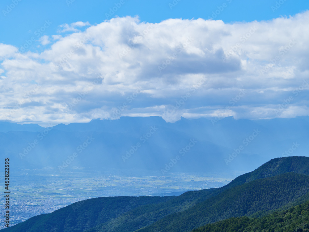 8月下旬（夏） 美ヶ原高原から北アルプスを望む 雲の隙間から差す光芒 長野県松本市