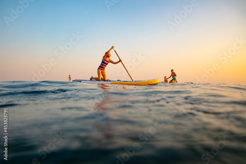 Obraz na płótnie sup surfing in the sea w salonie