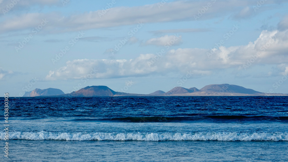 Küstenlandschaft mit Fels und Strand am Meer, Kanarische Inseln