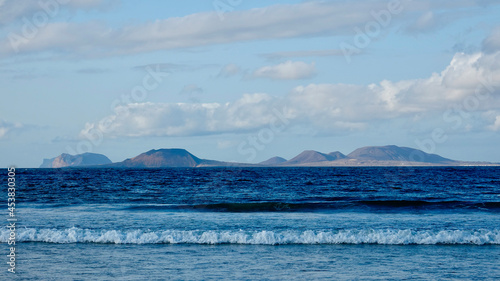 Küstenlandschaft mit Fels und Strand am Meer, Kanarische Inseln © Omm-on-tour