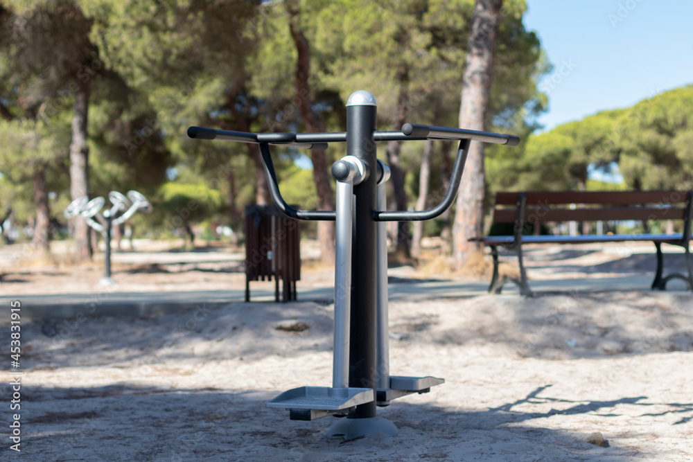 Outdoor exercise apparatus, this is indicated for the hips. Lateral movements Outdoor exercise apparatus, this is indicated for the hips. Lateral movements