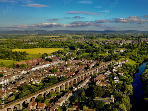 Obraz na płótnie The skyline of historic market town of Yarm in North Yorkshire showing the railway viaduct w salonie