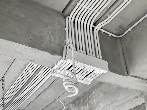 Fotografia Installation of electrical wiring on the ceiling