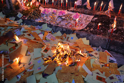 Fotografia Chinese hungry ghost festival burning flame fire colourful variety prayer paper