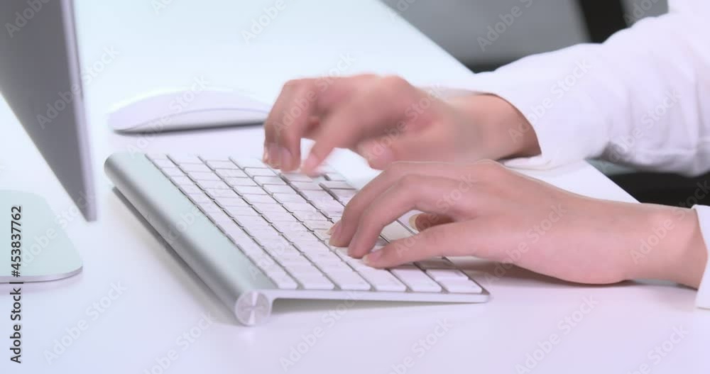 Young businessman working in office,4K