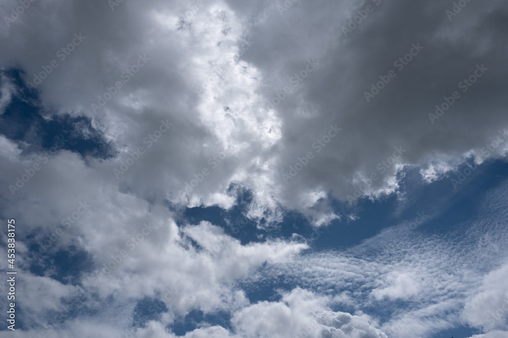 Obraz premium Clouds on sunny day