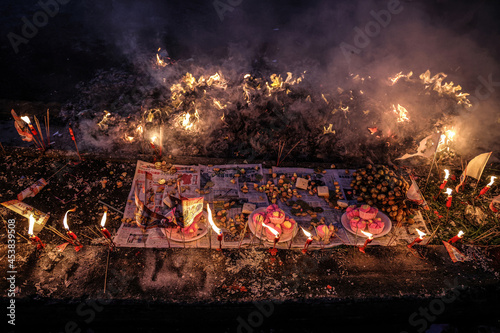 Tableau sur toile hinese hungry ghost festival burning flame fire glowing ashes firefly colourful