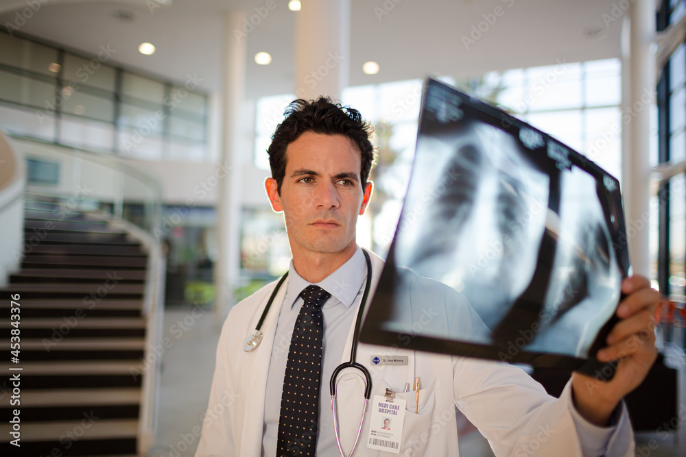 Obraz premium Doctor viewing chest x-rays in hospital