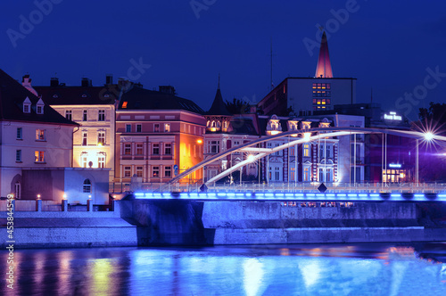 Most Piastowski w Opolu oświetlony na niebiesko nocą