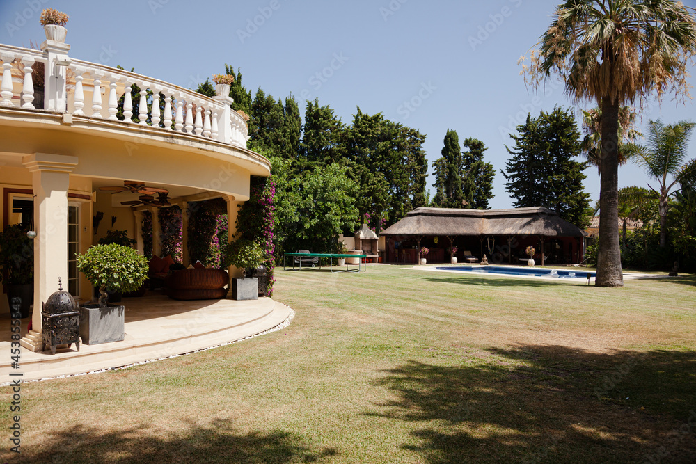 Obraz premium Potted topiaries and ivy surrounding villa entrance