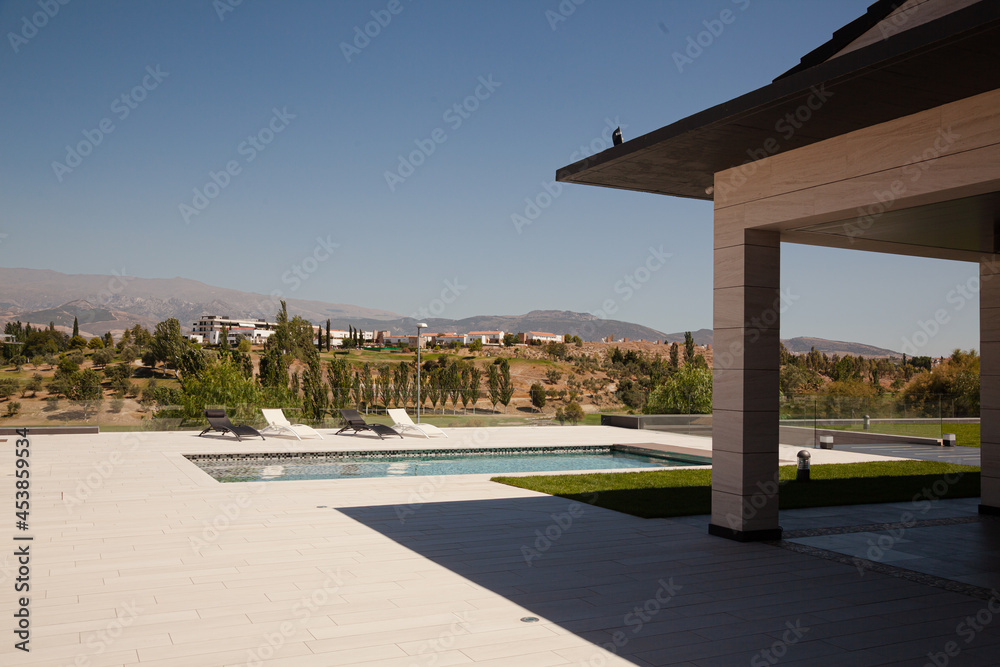 Obraz premium Swimming pool overlooking tree and mountains