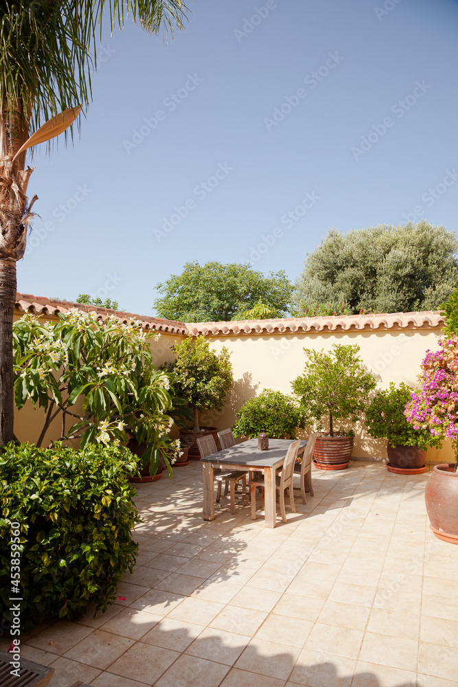 Obraz premium Wooden table and chair in sunlight